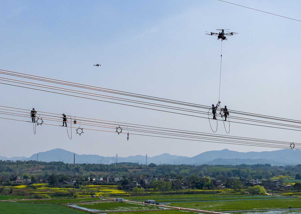 ChinaDaily's tweet image. ⚡Drones are transforming power grid construction in Wuhu, #Anhui province! At the site of the Gansu-Zhejiang ±800 kilovolt UHVDC power transmission project, #drones are utilized to deliver construction components. This smart solution cuts construction time and boosts safety for