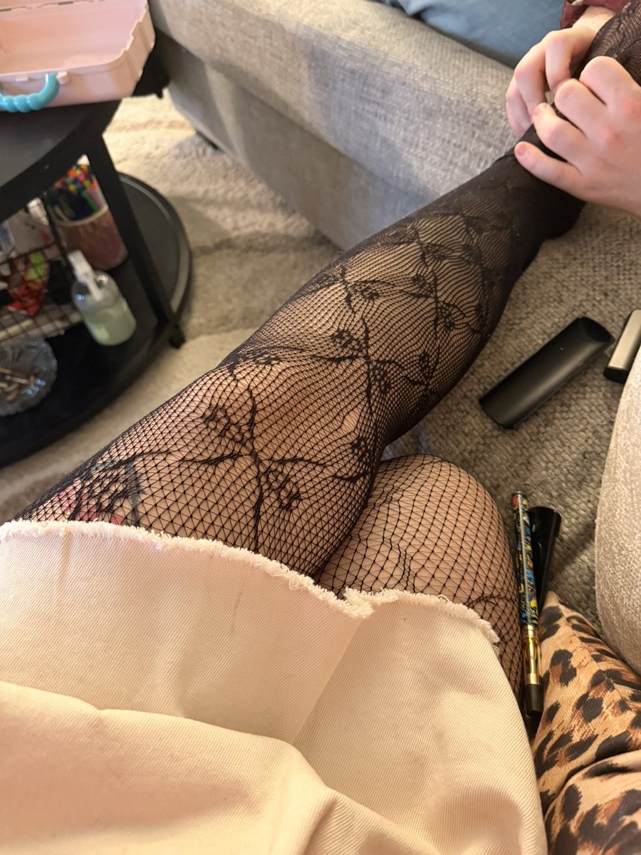 SpoiledElara's tweet photo. My feet are so gorgeous, how could you not want to rub them all day? https://t.co/2gPySQ3EJj