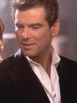 Aquí se da mucho aire a los Kennedy. Nunca se reconocerá lo bastante lo guapérrimo que era este hombre de joven. Pierce Brosnam.