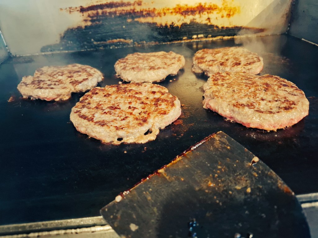 フェニックスバーガー tweet media