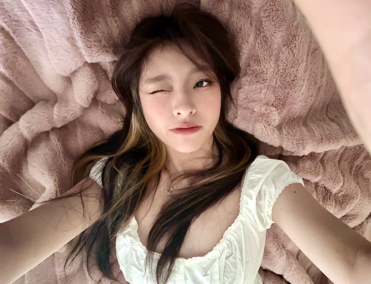 ari 🌸 store open!! tweet media