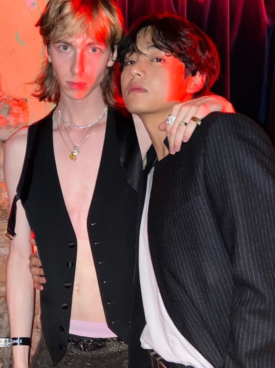 lina VAI VER O BTS 🪭 tweet media