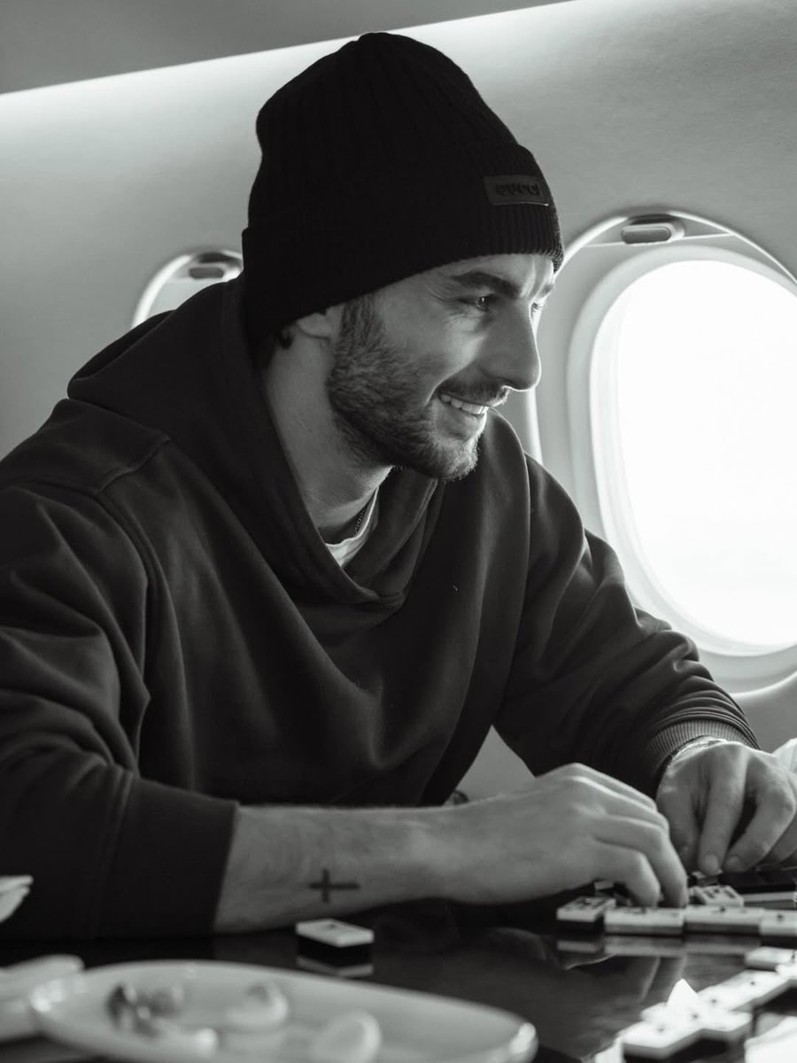 📸🦈 tweet media