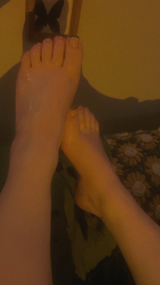 VantaViolet's tweet photo. You look up. I don’t look down twice, loser. 👣 ✨ 
Video available -💰 

Findom FootFetish Goddess Worship PayPig https://t.co/zUyZ1XGfwQ