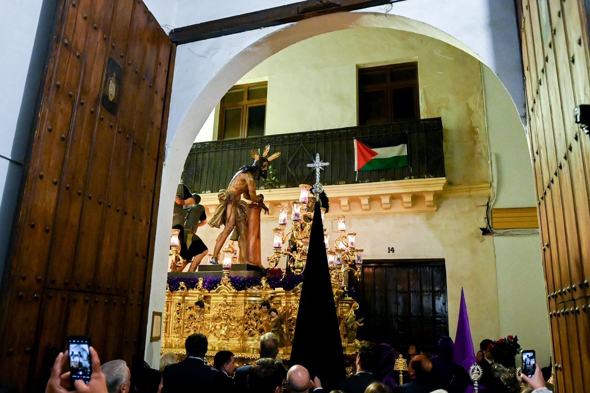 lascigarreras's tweet photo. El Jueves Santo se acerca a su final discurriendo frente a la querida Hermandad de la Sagrada Mortaja… Suena Gath Shemânîm y Cordis Mariae.
🎼🎺🥁 #SuenaCigarreras #ColumnayAzotes26 #SSantaSevilla26 https://t.co/DhvTS3k6Qr