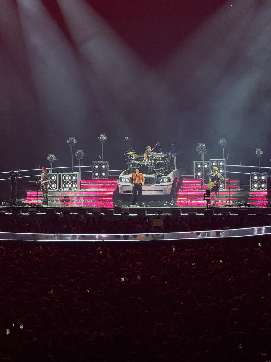 PASTL0VE's tweet photo. That’s my band !! @5SOS https://t.co/ayH2P1JYf7