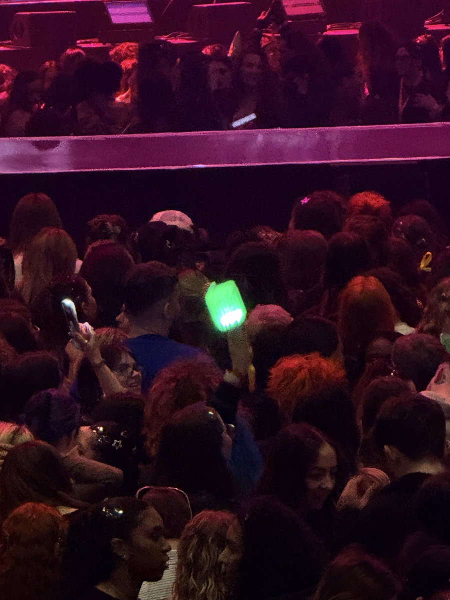 jayoonsheart's tweet photo. There’s always a neobong at the scene #5sos #5soslondon https://t.co/9ZFH1cwLrY
