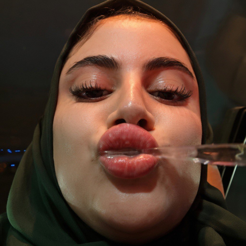 Deeebs's tweet photo. يا بهيمتي شفايف ريناد تعطب مخك وتخنزره 🐽😵‍💫💦💦. https://t.co/RxUYMdatCq