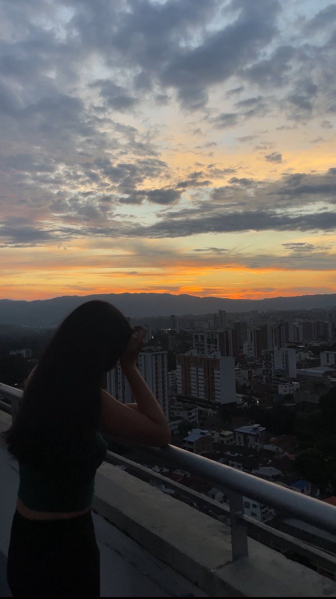 ReelGetsa's tweet image. promis je l’ai bien traité quand j’étais en Colombie, ça l’a emmené resto,parc, bar, rooftop etc