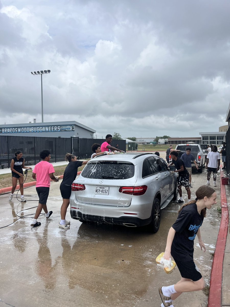 ladybuchoops's tweet photo. What a great way too end our week with some competition with our boys basketball and serve our community with a carwash. Continue being great and putting others before yourself girls.
#whereyafrom

F5(https://t.co/WDywfPmQGQ) https://t.co/gVEwPlO8Ql