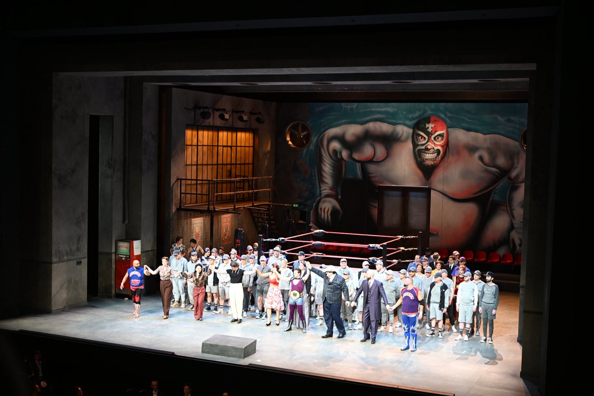 NiccoloTribolo's tweet image. Also, L‘Italiana… @deutsche_oper, wäre lt. Kritik nich so dolle. Das Publikum war aber, zurecht, anderer Meinung. Federnder #Rossini, Witz und Aktion…
Die Wrestler haben seriös Stimmung gebracht.
@RolandoVillazon|s Idee benötigte ein Vorwort, lief dann aber.
