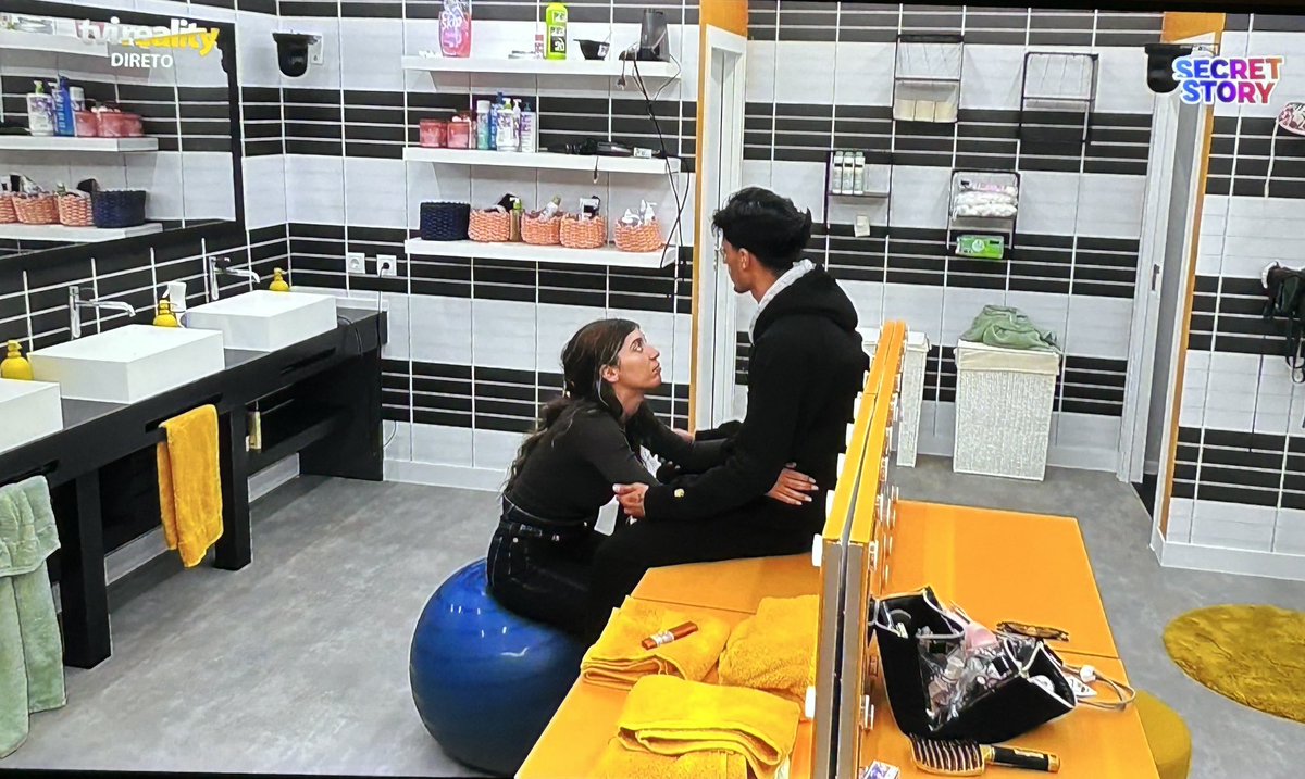 Diogo “Se eu abrisse a boca… Cara de santa mas de santa não tem nada… Como é que eu estive 5 anos com uma pessoa assim” 

O homem foi apertado num Especial e continua a dar a entender que a Eva fez coisas graves mas não diz nada…. Porque será? (narcisista nato) #sstvi