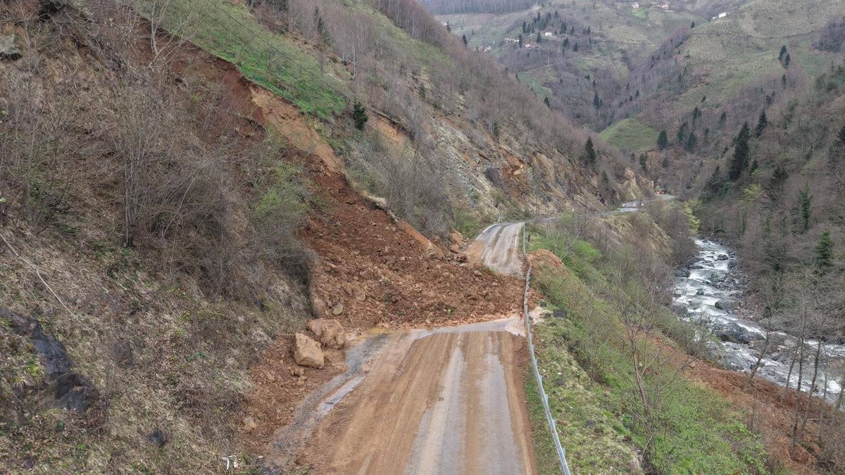 Sametcakirr1's tweet photo. Her gün başka yeri patlak veren KOVANLIK YOLU bugün de heyelan nedeniyle kapandı. Bizleri bu teknolojiye bu altyapıya ulaştıran ulaştırma bakanımız sn. Abdulkadir Uraloğlu’na teşekkür ederiz!!! 
@a_uraloglu @KarayollariGM #Kovanlık #Giresun https://t.co/jrz47j8AFt