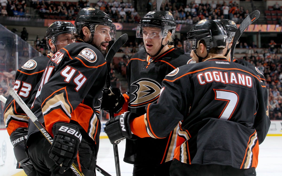 AnaheimDucks's tweet image. Eleven years ago yesterday, we claimed our third straight Pacific Division title in a 5-1 win over the Oilers at Honda Center.

#TBT presented by @UCIrvineHealth