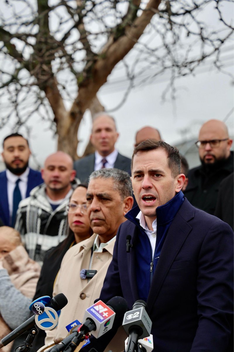NalecNews's tweet photo. TODAY we raise our voices for justice! NALEC stands for Pastor Yeison Cortes, detained by ICE since March 20. With faith leaders, we unite against injustice—embodying Christ’s love this Holy Week. Pray for his immediate release. 

Read more: https://t.co/thgFyXuqPt https://t.co/KYOW7Njutb
