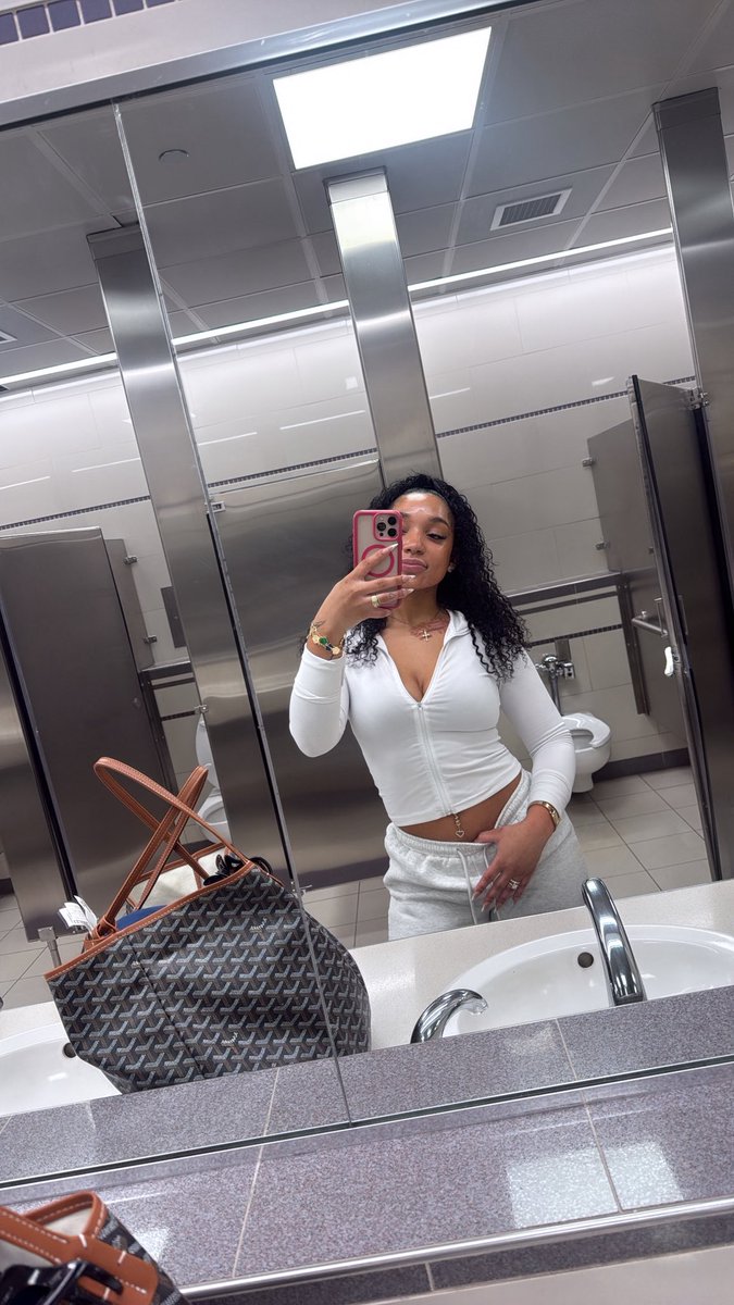 chiprincess191's tweet photo. Yk the airport is calling our nameeeee https://t.co/TtRPrWfJ32