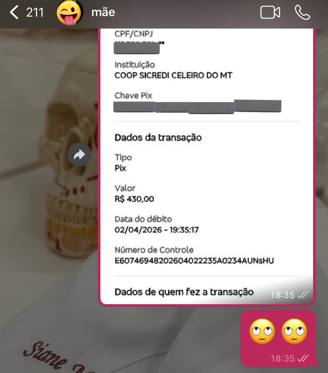 Minha mãe não pode me ver com dinheiro né