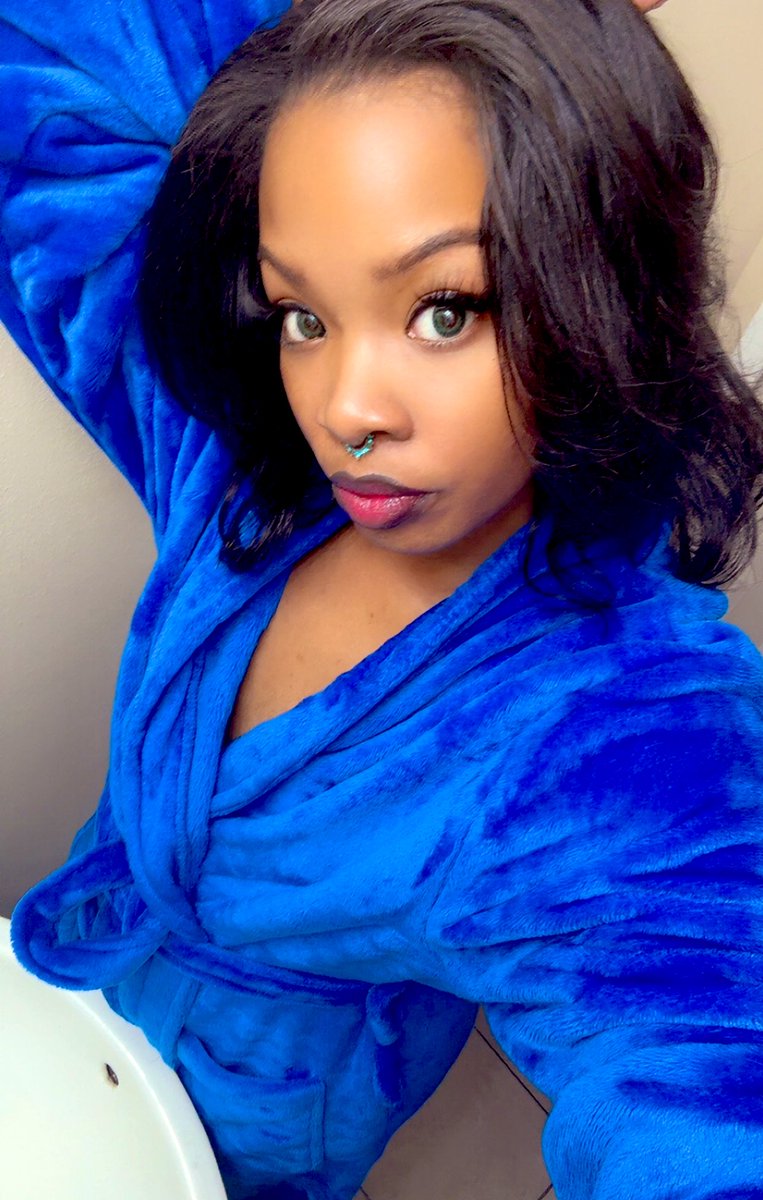 👀 it’s HER again. 😌💋 tweet media