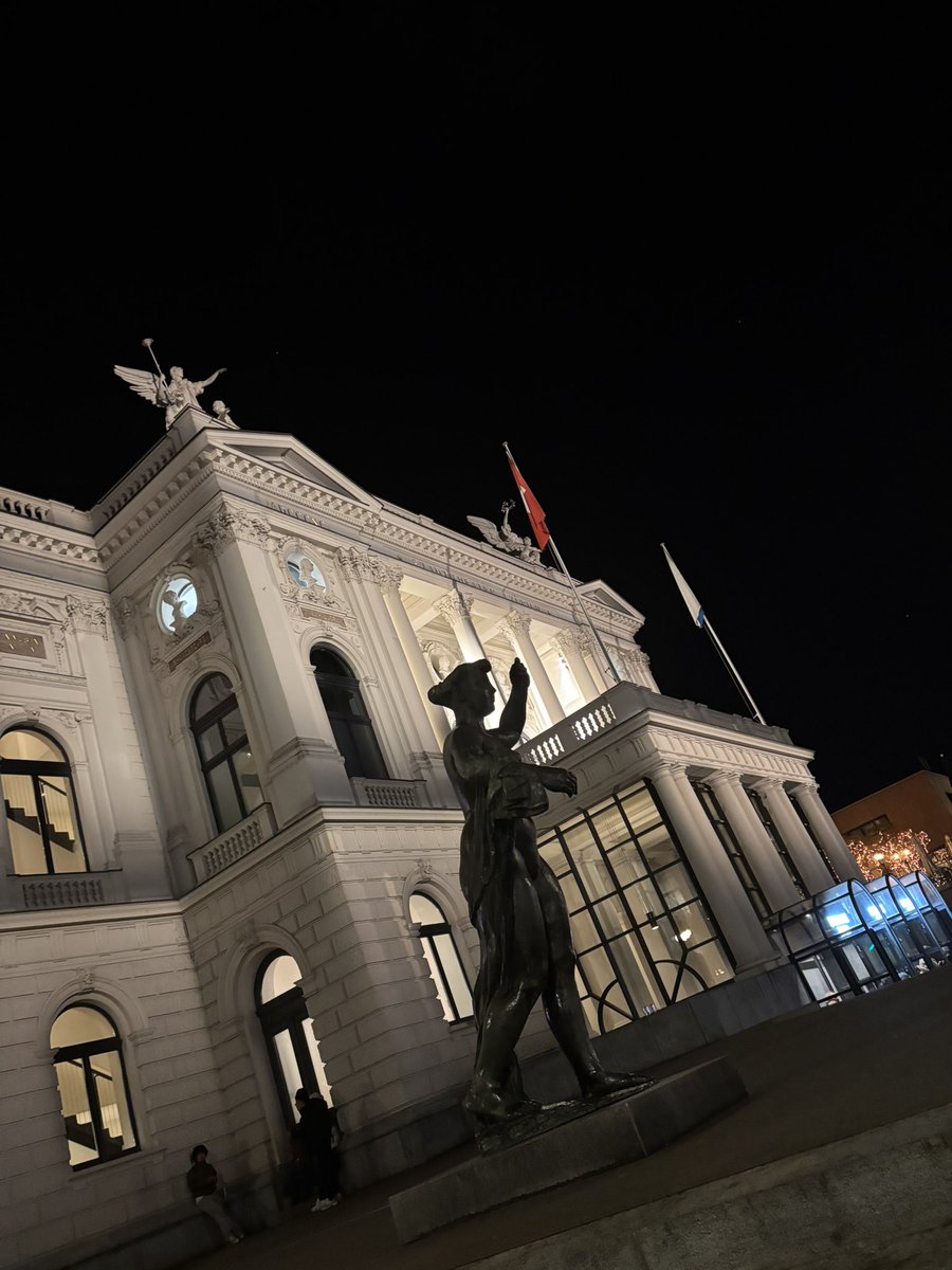 ManuelBrug's tweet photo. Von den nicht mehr ganz so selten gespielten 🇫🇷 Barockopern ist #leclair #scyllaetglaucus eine Rarität. Die @operzuerich wunderbar 🤓lebendig wurde. tolle cast, #clausguth unterhaltsames Internat zwischen #elite + #harrypotter, vor allem aber @concertastrée⚡️#emmanuellehaïm🤩🥂⚰️ https://t.co/FiPGMbgyc5