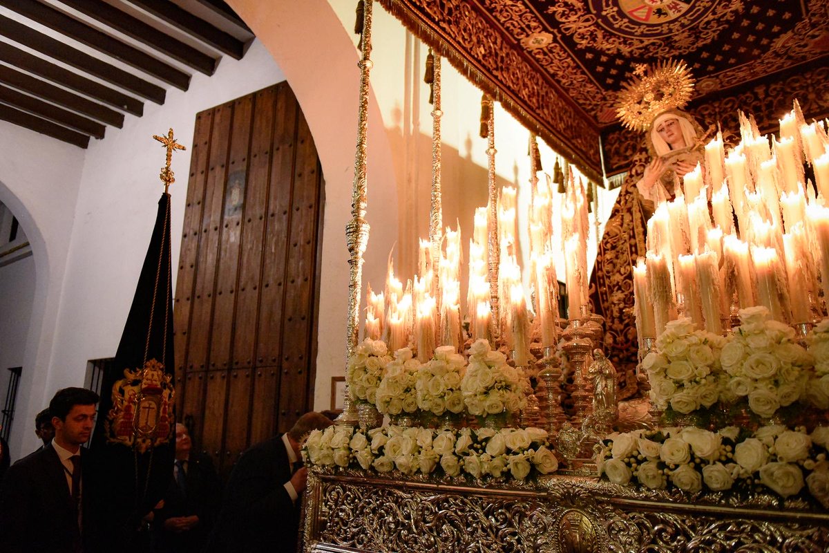 columnayazotes's tweet photo. [00:30] #SSantaSevilla26
 
📍 María Santísima de la Victoria alcanza el Ex Convento de la Paz de la querida @SgdaMortaja. Acompaña @BMLasCigarreras
 
#ColumnayAzotes26 https://t.co/S9DW2a60LR