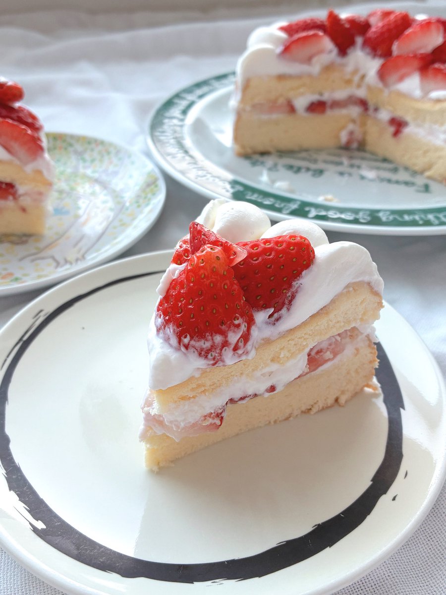 moca308's tweet image. いちごのシーズンが終わってしまう😭
私の中でイチゴといえばケーキなので、ショートケーキ再び。
超絶時間がない中で作ったので雑だけど、セミネイキッドが好きなので久々に作れてよかった。
#お菓子作り #ショートケーキ #baking #cake