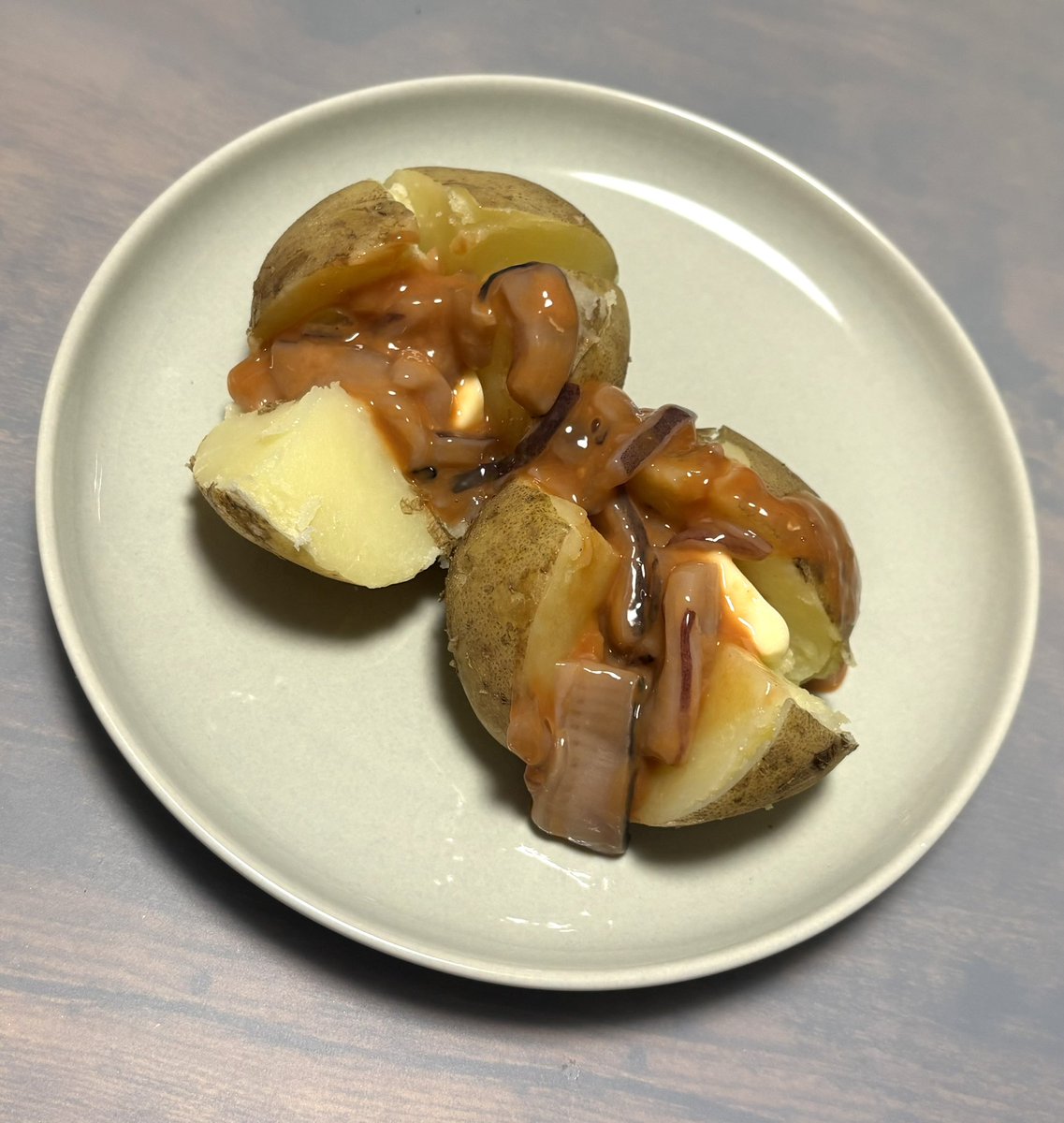 teidei's tweet photo. おはようございます。
たまに食べたくなるんですよ、じゃがバタ塩辛乗せ。新じゃがで皮そのままでレンチンすればいいので料理ってほどの技術もいらず、おすすめです。 https://t.co/19gvhgErhj