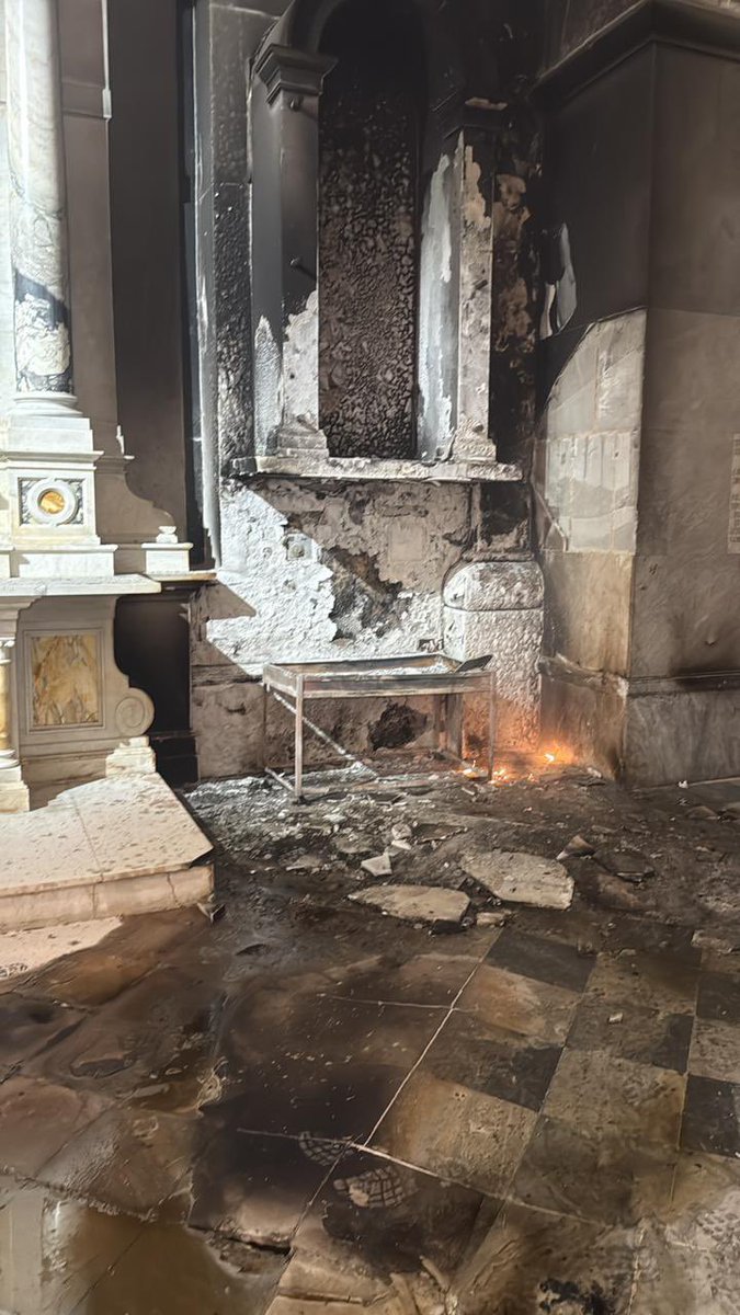 Voces894fm's tweet photo. 🔥 Sobrecarga de veladoras en la Catedral Basílica Menor de Santa Marta, ocasionó una emergencia por conflagración que fue controlada oportunamente por el Cuerpo de Bomberos Voluntarios de la ciudad.

#SemanaSanta #JuevesSanto #SantaMarta https://t.co/urTGGhVHRC