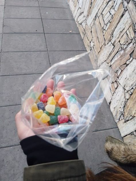 dustyydj's tweet photo. no puedo creer q estén tan CARAS las gomitas hoy en días pero bueno yo #aferrado ... https://t.co/WdxN0I06It