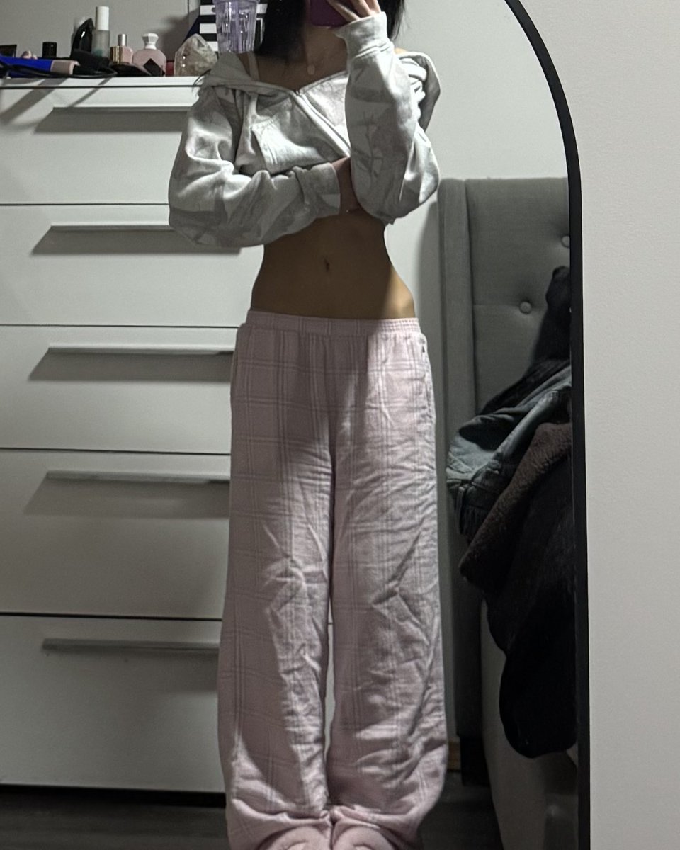 𝒩 ⋆.˚ ☾ .⭒˚ 𝔟𝔩𝔞𝔠𝔨 𝔠𝔞𝔱 𝔤𝔦𝔯𝔩 tweet media