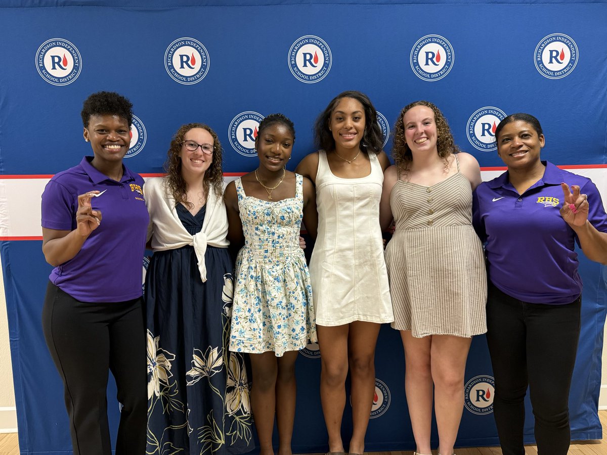 LE_HOOPS's tweet image. Great honor for @LE_HOOPS  Seniors at the RISD Board Meeting @kaylaacarr__ , Rommy Munis, Sloane Jarvis, Carson Jarvis, Julia Kesner @richardsonhs1 @RISDAthDept @richardsonhs1 #allstate #academicallstate #scholarsthletes #RISDDreamBIG