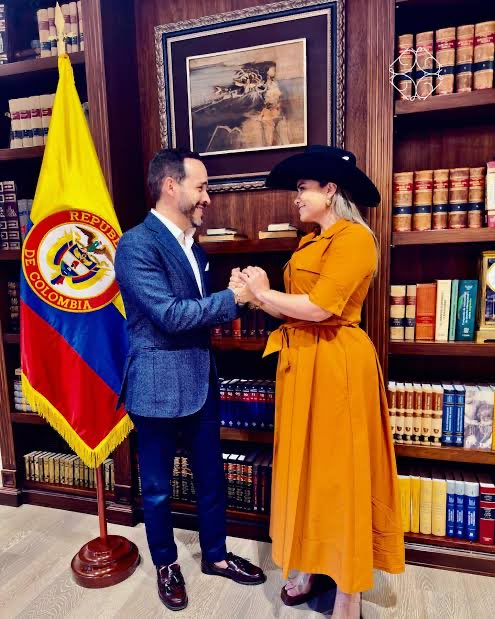 <a href="/sanin_rivera/">Carlos Andrés</a> <a href="/Loregonzal07/">Opina con Lore</a> <a href="/linamariagarri1/">Lina Maria Garrido</a> Sonreía a Santos.
Votó por petro.
Visitó a Uribe en su finca y le llevó un sombrero llanero.
Se quemó con Abelardo y hoy raja de Paloma.
Roy Barreras versión femenina.
Uno a veces se toma fotos con JUDAS y ni cuenta se da 😡