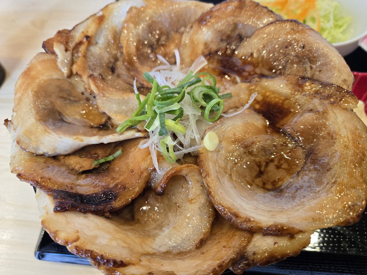 hirobo_o's tweet photo. 今日の昼ごはん
丼•定食ゆうづつ
温玉チャーシュー丼
ボリュームたっぷり、ごちそうさまでした😋 https://t.co/Zm6GNayqc4