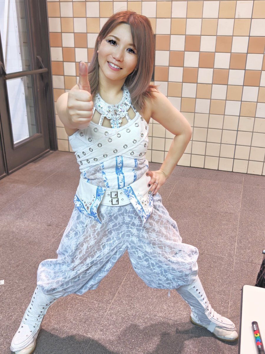 yMV60ESF89bbVxk's tweet image. ユカッチ〜💚🐔💛
久々に体調万全でユカッチの試合迎えられたので紙テも巻けたし叫べたしで良かった

久々に試合して「やっと呼吸できた」ってぐらいプロレスって彼女に必要な生命活動なんですよ！
もっと見たい！！
もっと飛べる！！

Hey Tony!　We want Yuka!!

#坂崎ユカ
#YukaSakazaki
#AEW
#tjpw