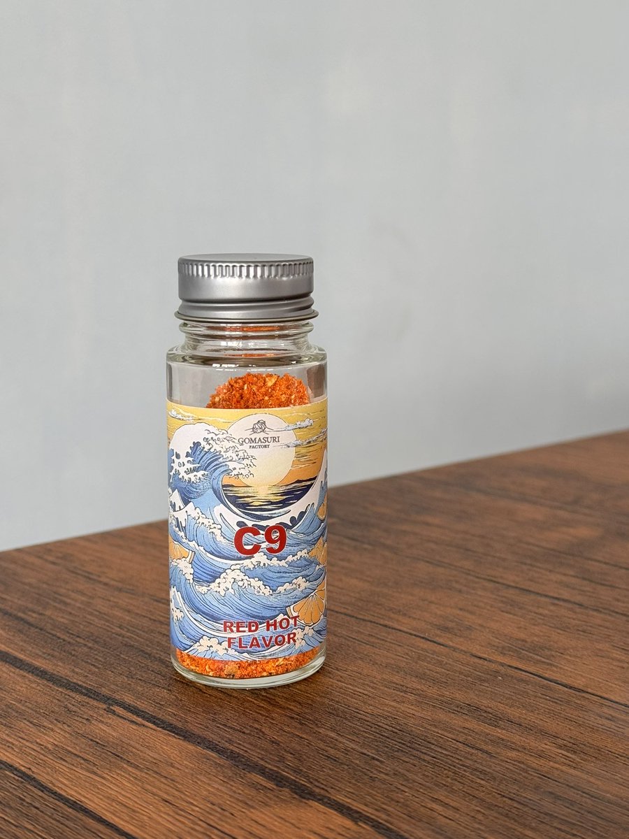 BeHowbe89634's tweet photo. 今日は喜界島の在来柑橘「シークー」を使った一味唐辛子「C9REDHOTFLAVOR」の製造日です。今回の製造分から今年収穫したシークーを使いましたがめちゃくちゃ良い出来あがりになりました！早速、台湾まぜそばと豚汁に使ったら、とても美味しいかったです！
辛美味い😋！

https://t.co/obY32cv18T https://t.co/PXYzzm0Aeh