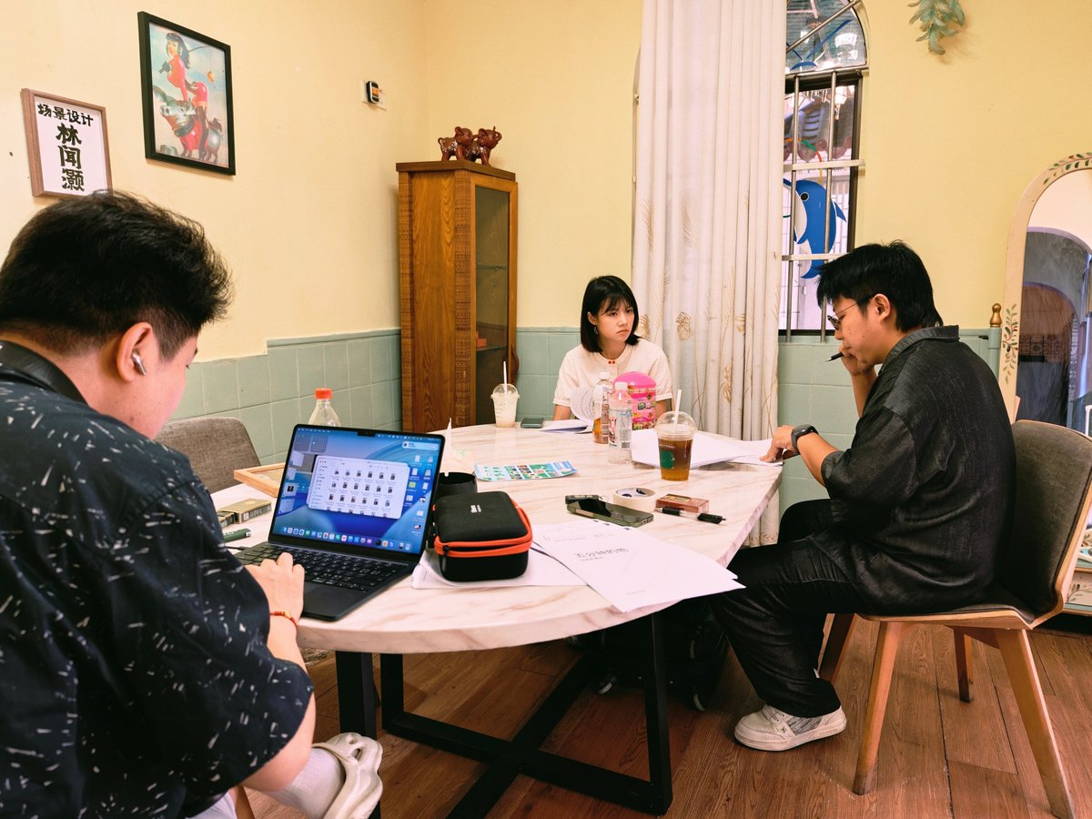 leechfly tweet media