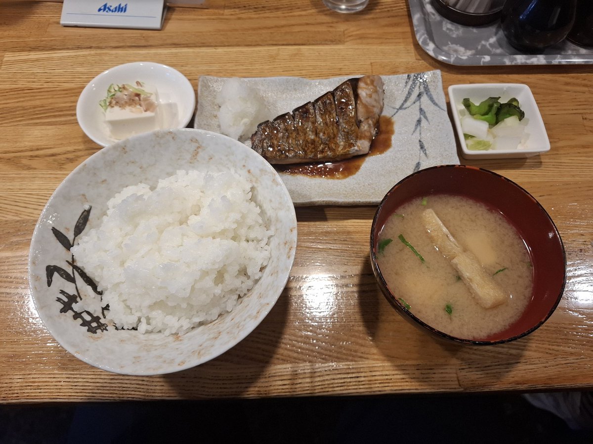今日の出先の定食屋でぶりの照り焼きをチョイス
これぞ日本の食事ですな
ゆっくり時間をかけていただきました

実は直近の健康診断で中性脂肪が基準値を超えてた模様でして……
食生活というより、摂取する量を調整しようと思います
確かに食べ過ぎてたかも……