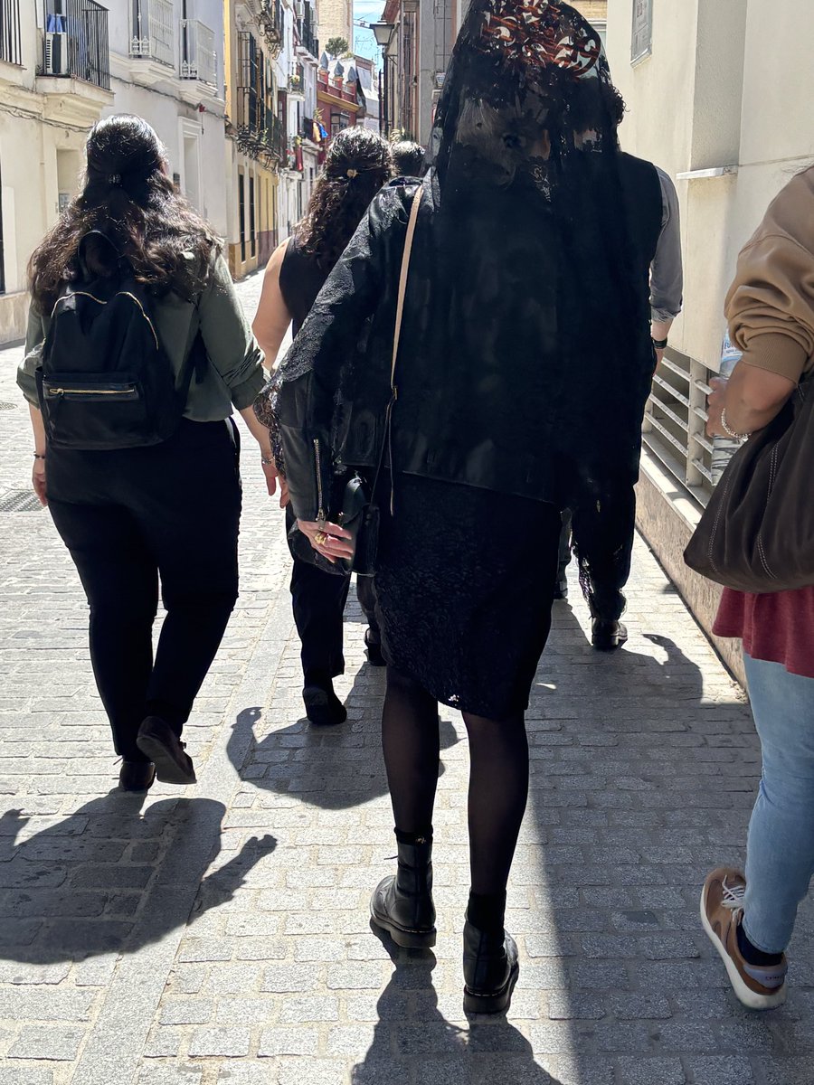 carloscamarod's tweet photo. La mantilla rockera llegando a San Luis en la Harley Davidson….

 #Quepedrá #SSantasevilla26 #semanasantasevilla #semanasantasevilla26
#juevesanto
#juevessantosevilla https://t.co/2wUeZlrTIm