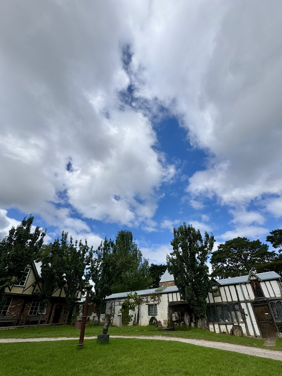 mayoi_bito3's tweet photo. 今日はイースターフライデー🐣なので私のスタジオがあるアート施設は閉館中。

たまにはお客さんが全くいない静かな空間を堪能しよう🌱 https://t.co/SZBXvZYJkn