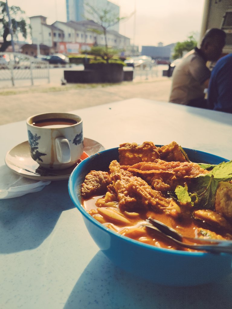 mawi_th_ipoh's tweet image. Sebelum mula tugas sarapan dulu 😜 lokasi tepi jalan belakang office Tu hehehe 🤣... Medan kidd... Mee Kari.. kopi Ipoh #teknisen #thub #ipoh
