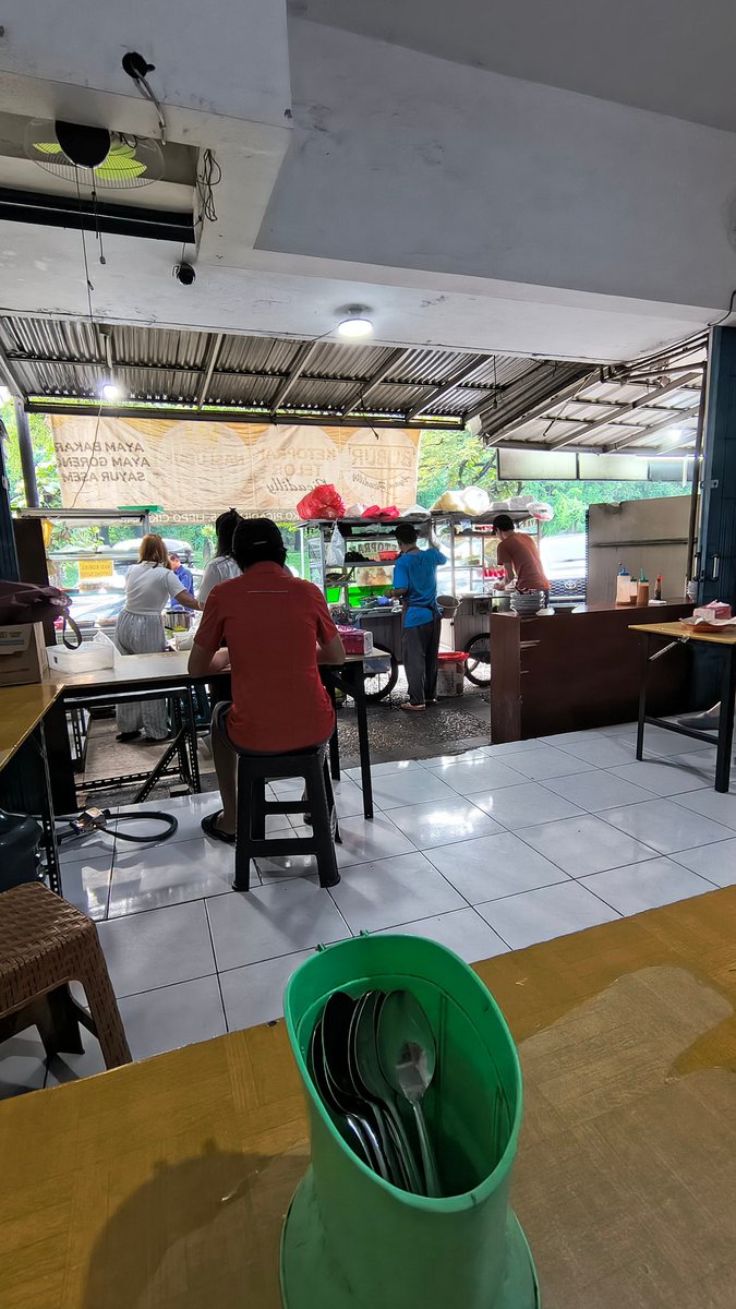 estu_arini's tweet photo. Salah satu spot sarapan enak di daerah Cikarang.
✅ Ketoprak Picadilly 
📍Ruko picadilly (samping Indomaret)
💰 15.000 (biasa tanpa telor)

#KulinerCikarang #SarapanCikarang https://t.co/yWFZbGys7f