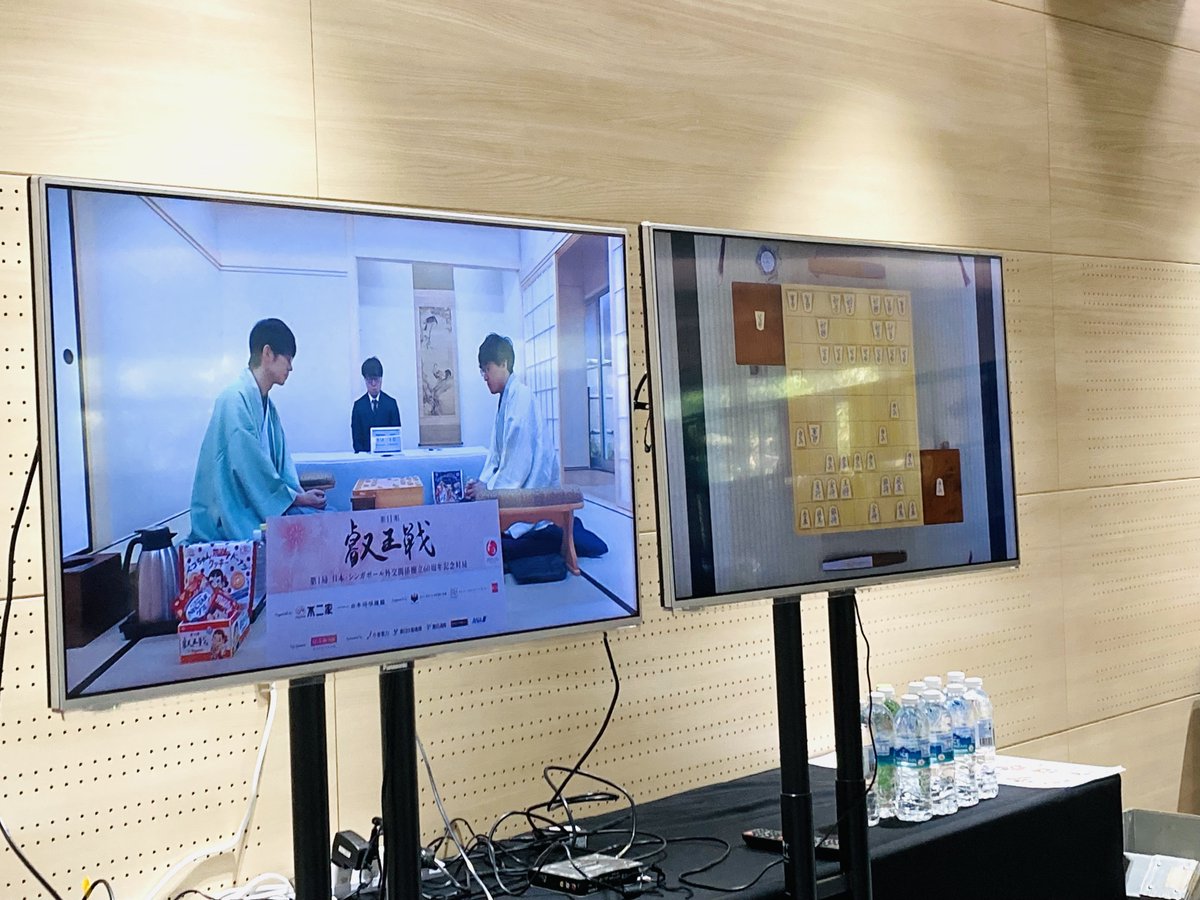 rheos123's tweet photo. シンガポールでの第１局が始まりました！
振り駒の結果、伊藤叡王の先手番となりました。
今回の会場は「シンガポール日本人会」にある和室です。
シンガポール日本人会は1915年に設立され、110年の歴史があるそうです✨

#叡王戦 https://t.co/HB4OOOWBRm