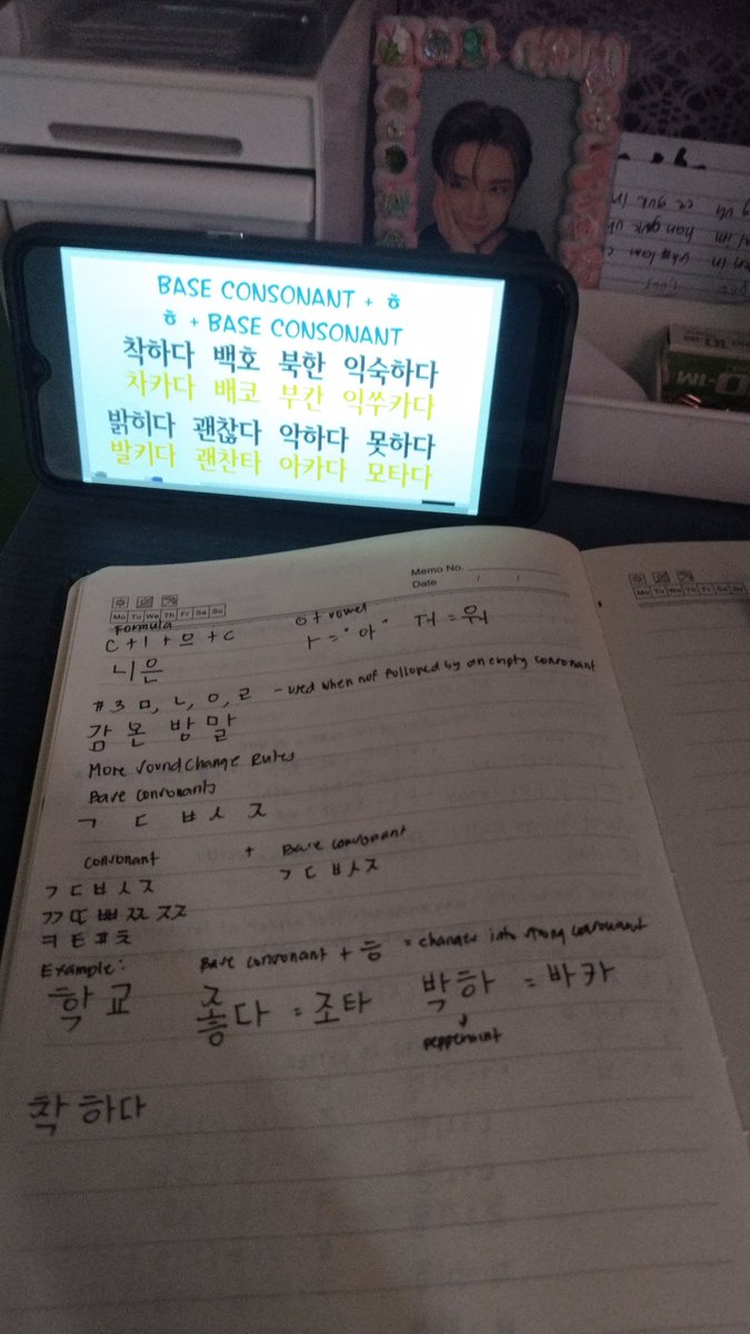 this was me yesterday learning korean while joining a free claim ㅋㅋㅋㅋㅋㅋㅋ  thanks to our ssaem <a href="/woozihaos/">uji</a> for giving us this opportunity to learn hangul :)) i‘m actually proud of my achievement tho, somehow can read basic words 

#CaratlandAcademy