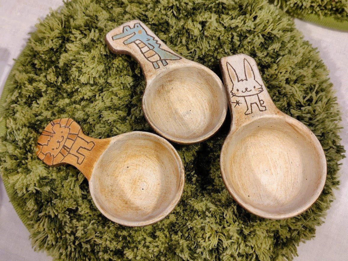 先週から「手の上の猫展」開催中です。

 #福雪 さんの花入れ猫ちゃん、残りは空色1色です。
 #スタジオユックリック さんのコーヒーメジャーは、陶器ですが、小さいのでレターパックプラス600円で発送です。
（4/5は店舗休み） #豆ねこ #鳩山町
online shop⤵
mameneko.shop