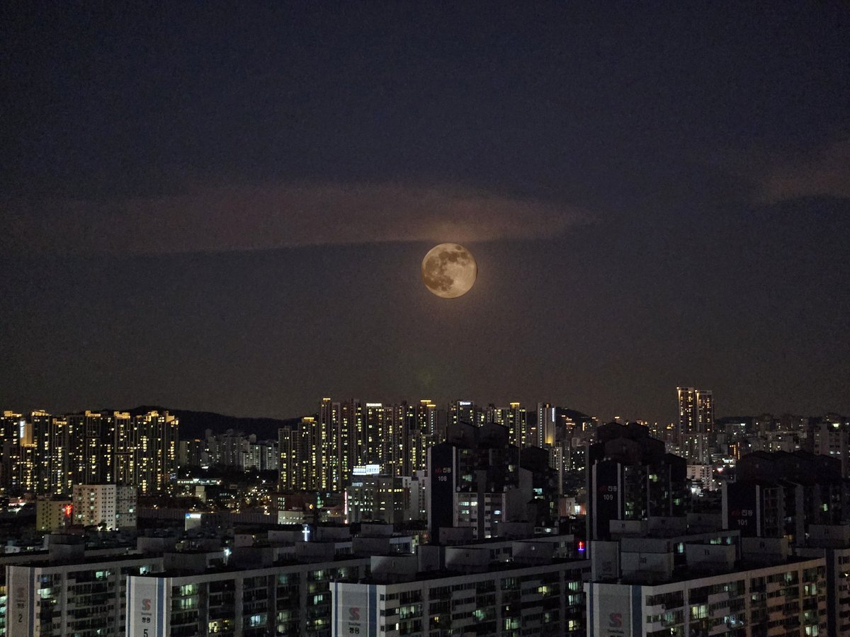 어젠 달이 참 예뻤다.