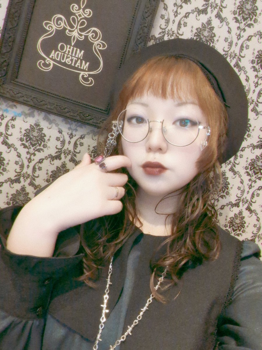 本日〜！
久々にヴァロー着ました。
緑と紫って相性がいい✨️
パニエなしでもこんな感じのシルエットでかわいいです。