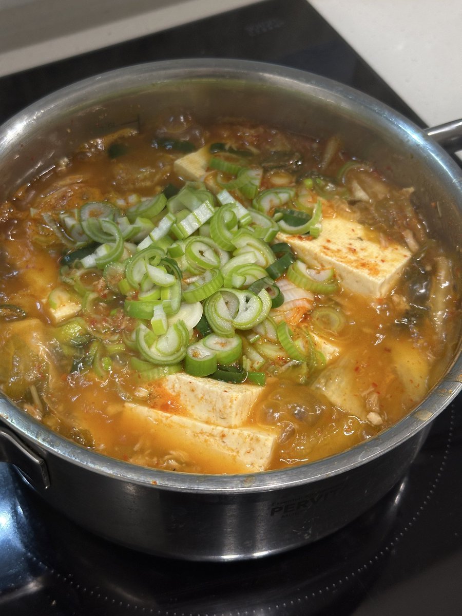 beckyiscooking's tweet photo. 오랜만에 국 끓였습니다
김치찌개예요👩‍🍳

저는 아무리 입맛 없어도 김치찌개 있으면 밥 한 그릇 다 먹더라고요 ㅎㅎ
참치와 두부도 넣었습니다! https://t.co/IGRrEOIZYc