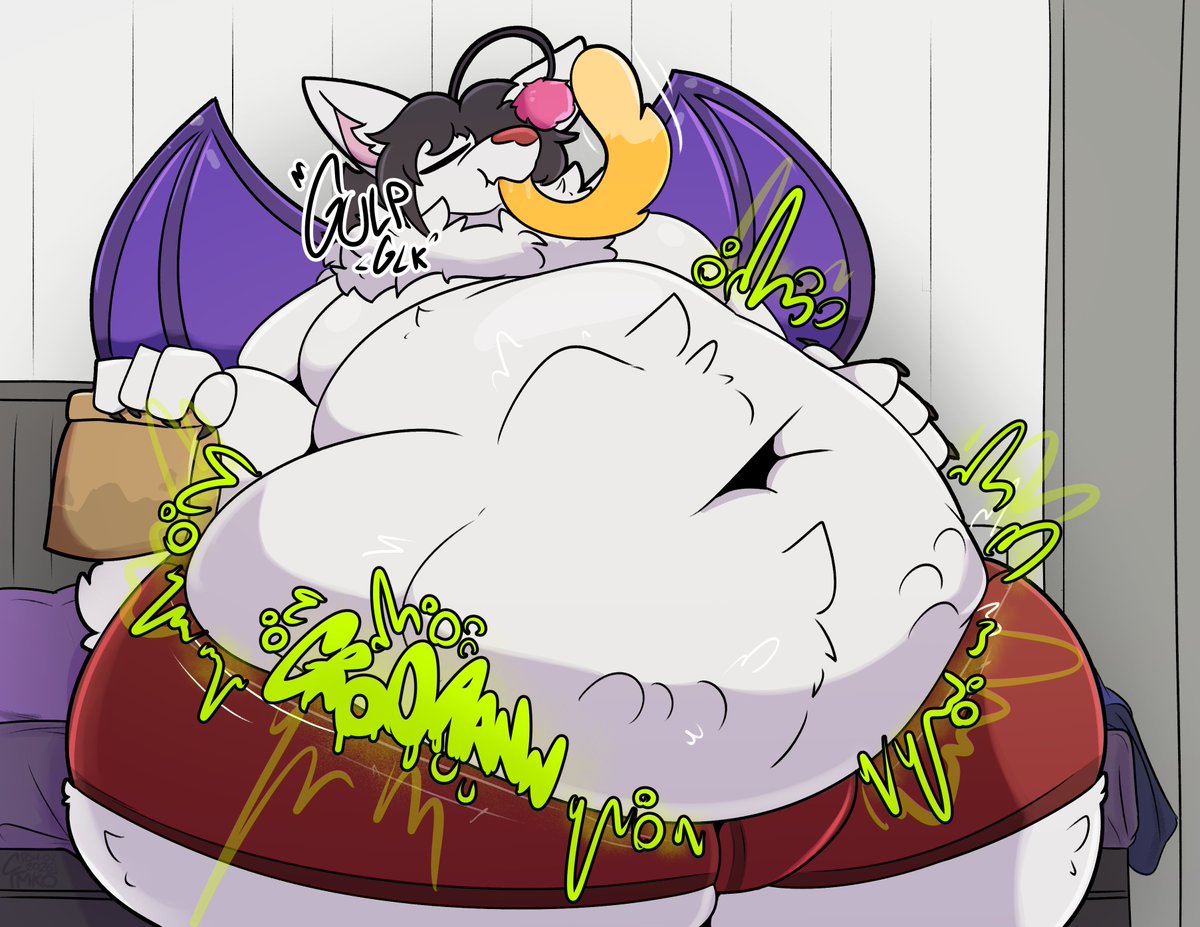 YMKOderg's tweet photo. biiig moogle having a little snack... definitely just talking about the bag they're holding and nothing else

for @Bupokupo !! https://t.co/wW0wCkl3Z6