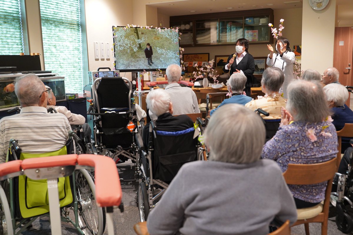 howagroup's tweet photo. 3月26日、ふたみ苑にてカラオケ大会を開催しました。懐かしの名曲を中心に皆さま元気よく歌われ、「この歌知っとる」と声を掛け合いながら自然と合唱が生まれるなど、会場は和やかな雰囲気に包まれました。 https://t.co/z78u4HHry1