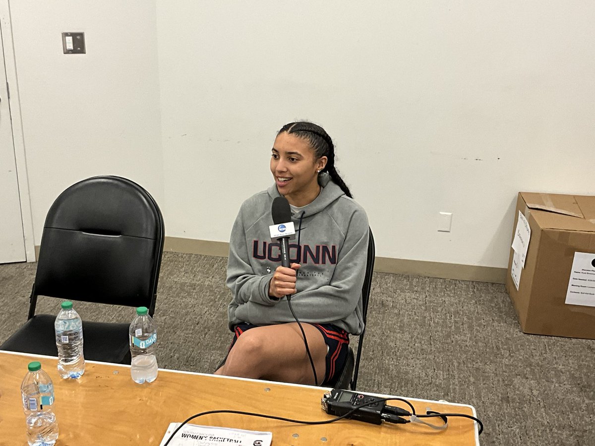 westwood1sports's tweet photo. Pregame convo’s with @UConnWBB ahead of tomorrow’s #WFinalFour 👀 https://t.co/skEPRrcz5D