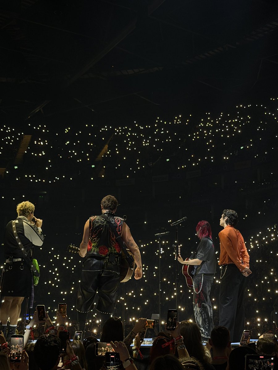 naz ٠࣪⭑ misses 5sos tweet media